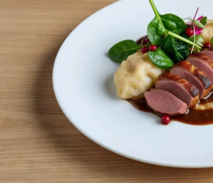 Detailní záběr moderního gastronomického pokrmu v restauraci Moraveento.