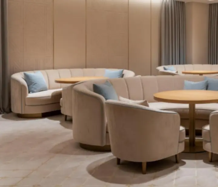 Stylový lounge interiér Moraveento s ambientním osvětlením a zaobleným nábytkem
